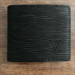 Black Bifold Textured Men's wallet comes with box and dust bag!
